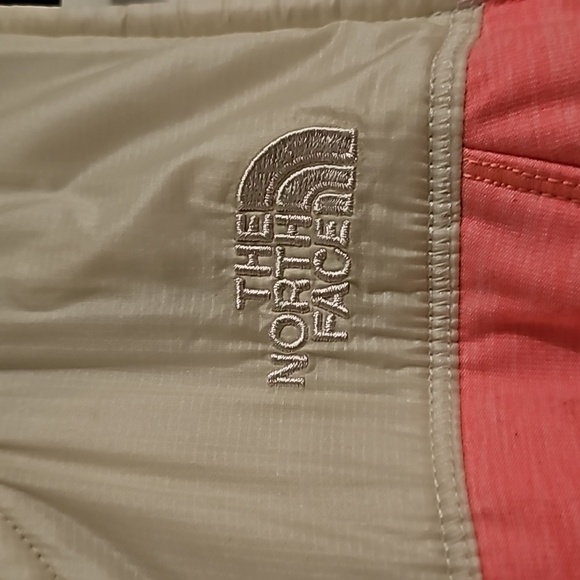 The North Face Peach and Cream Insulted Puffer Vest sz medium - Picture 4 of 8